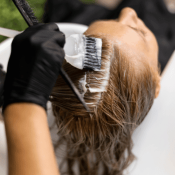 Koloryzacja włosów w salonie fryzjerskim Willowa Beauty Lublin – aplikacja farby na odrosty