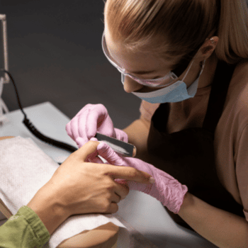 Stylistka paznokci wykonuje manicure w salonie Willowa Beauty Lublin – profesjonalna pielęgnacja dłoni