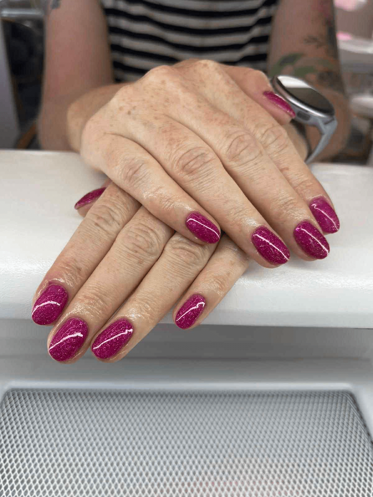 Bordowe paznokcie klientki z brokatem - manicure Lublin