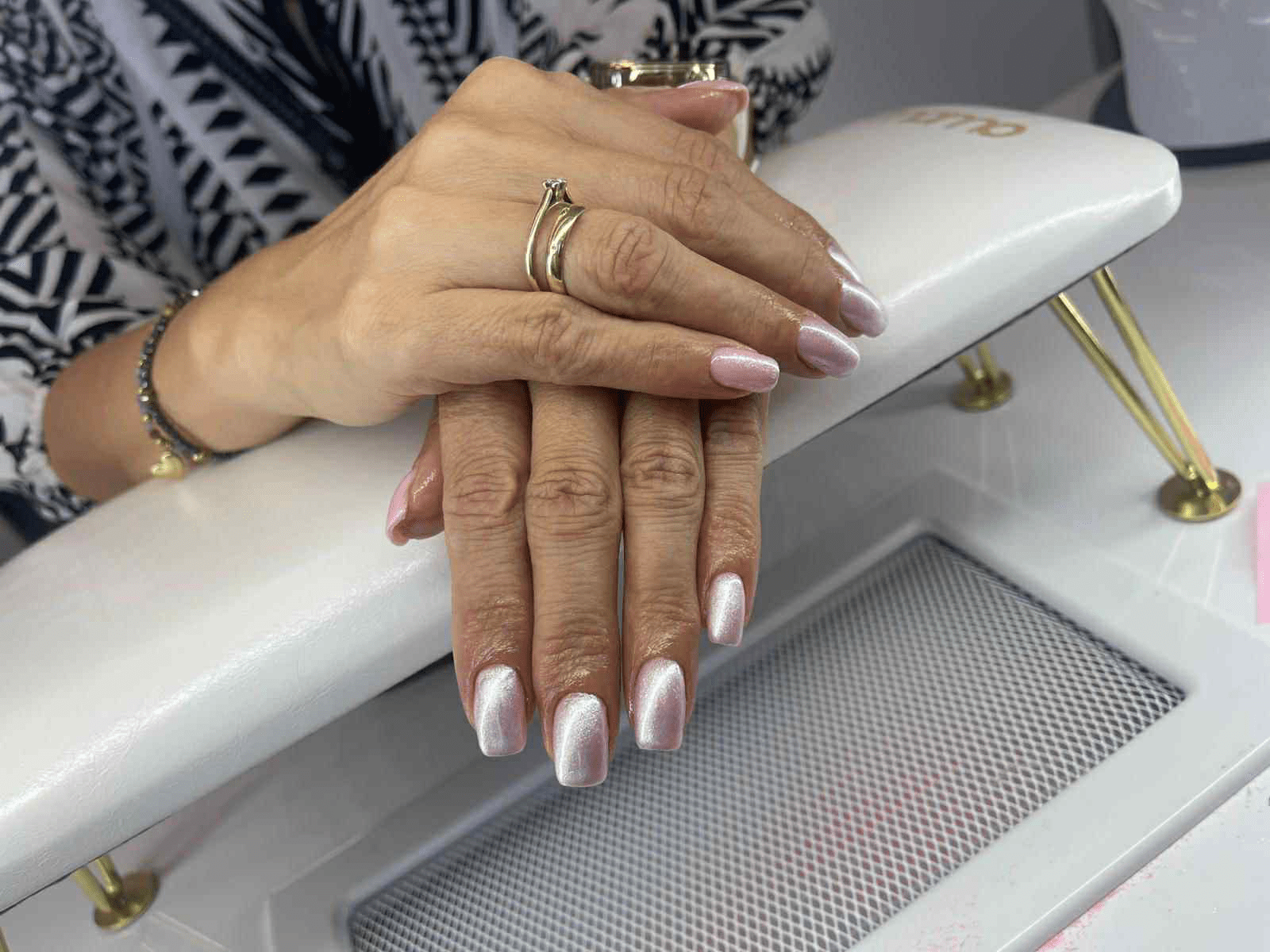 Elegancki manicure w odcieniu perłowego różu wykonany w salonie Willowa Beauty – manicure Lublin