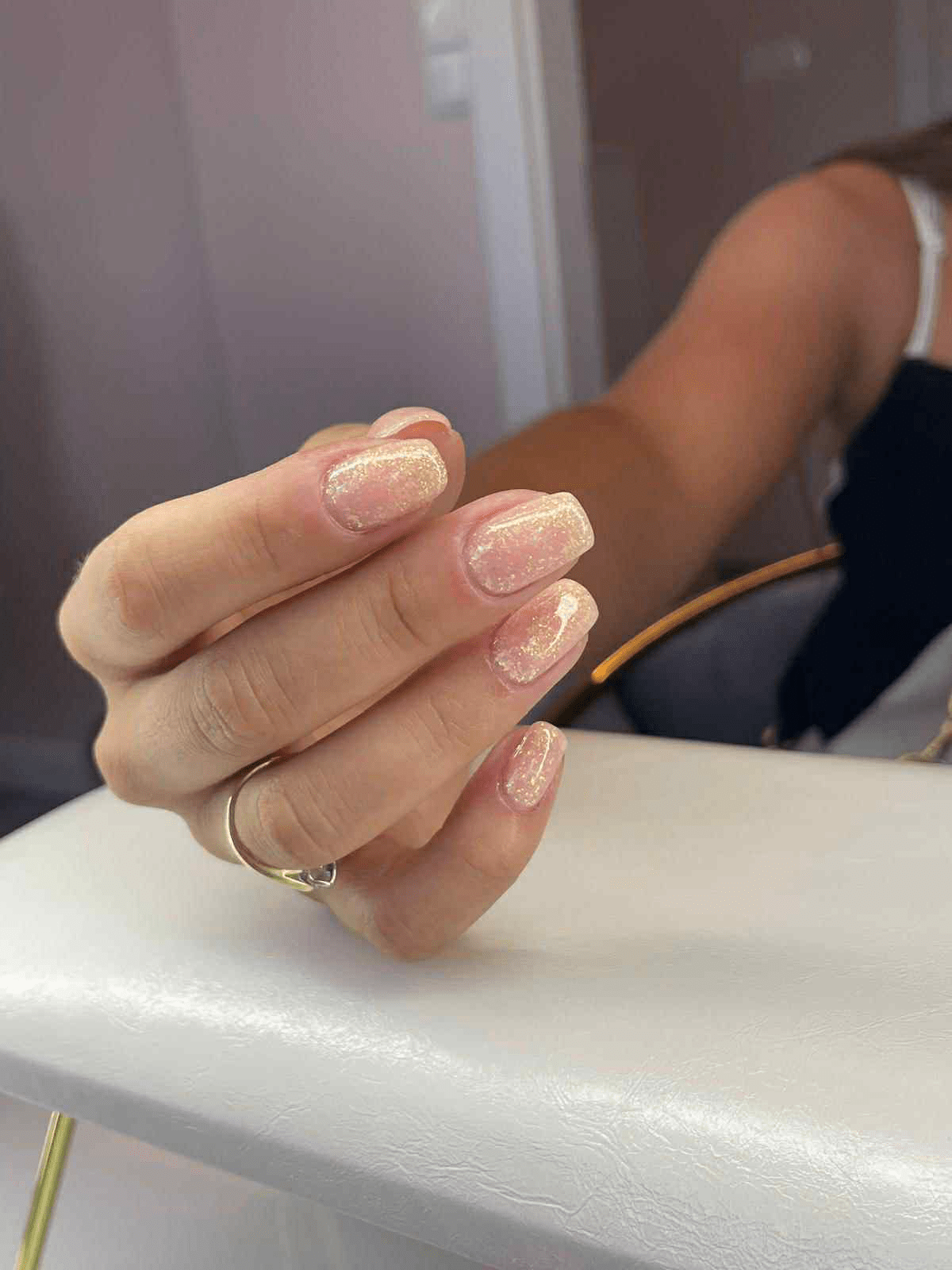 Elegancki manicure z delikatnym efektem lustra – manicure Lublin