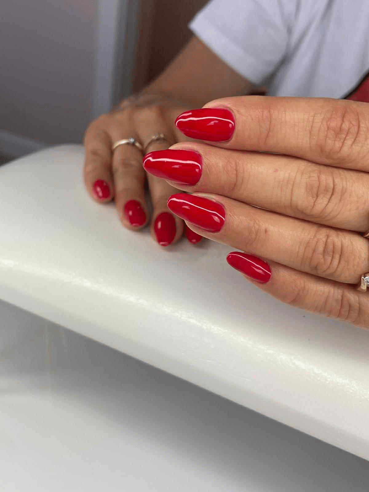 Klasyczny czerwony manicure w salonie kosmetycznym w Lublinie – manicure Lublin