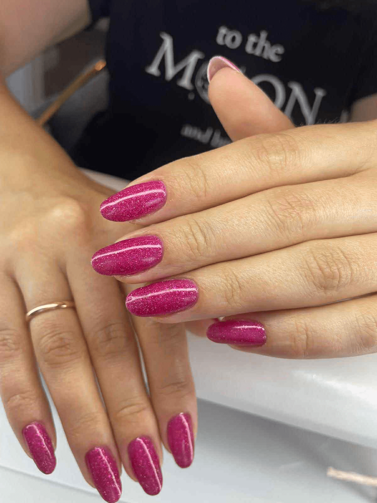 Nowoczesna stylizacja paznokci z połyskiem w salonie kosmetycznym – manicure Lublin