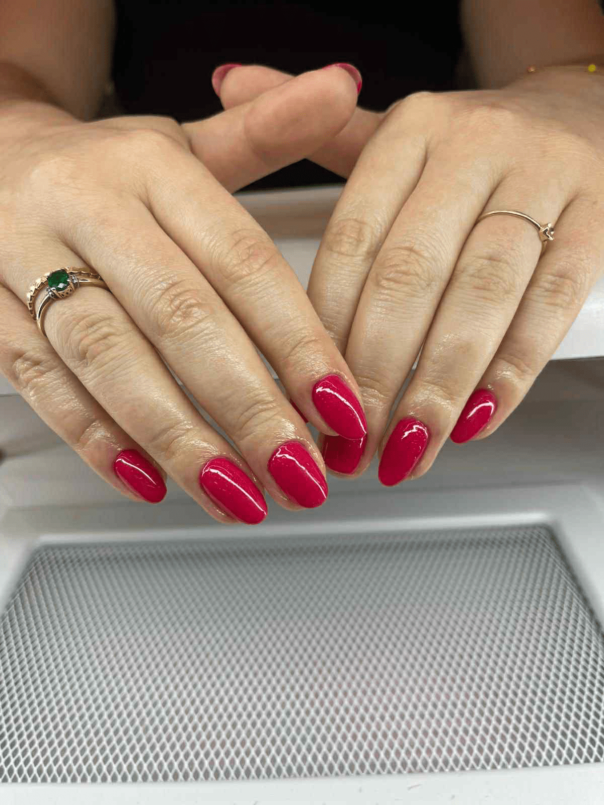 Zadbane paznokcie w wiśniowym kolorze – manicure Lublin