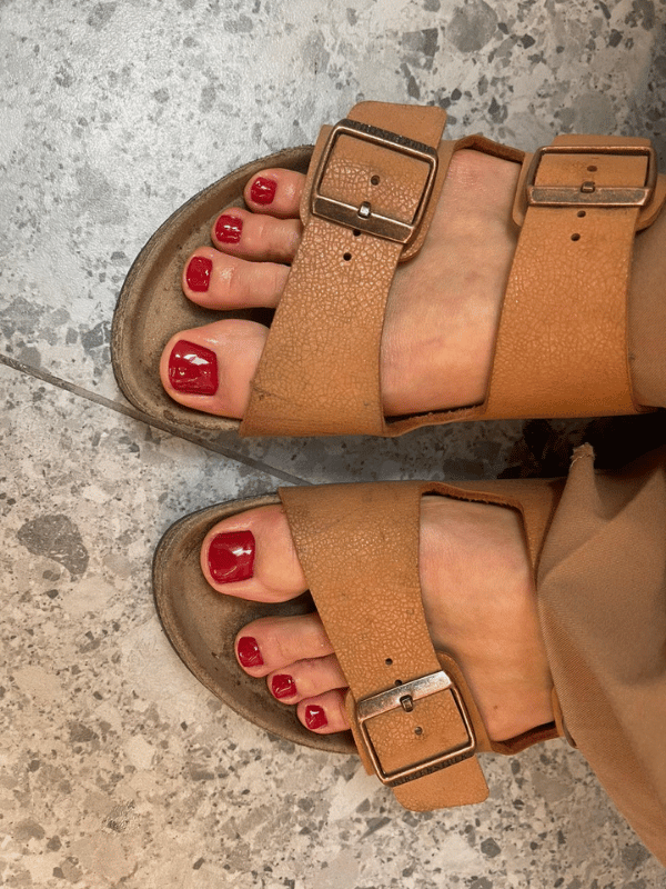 Czerwony pedicure hybrydowy w brązowych sandałach – pedicure Lublin