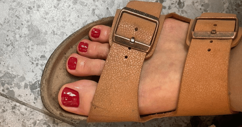 Czerwony pedicure klasyczny w skórzanych klapkach – jesienny pedicure 2025 Willowa Beauty