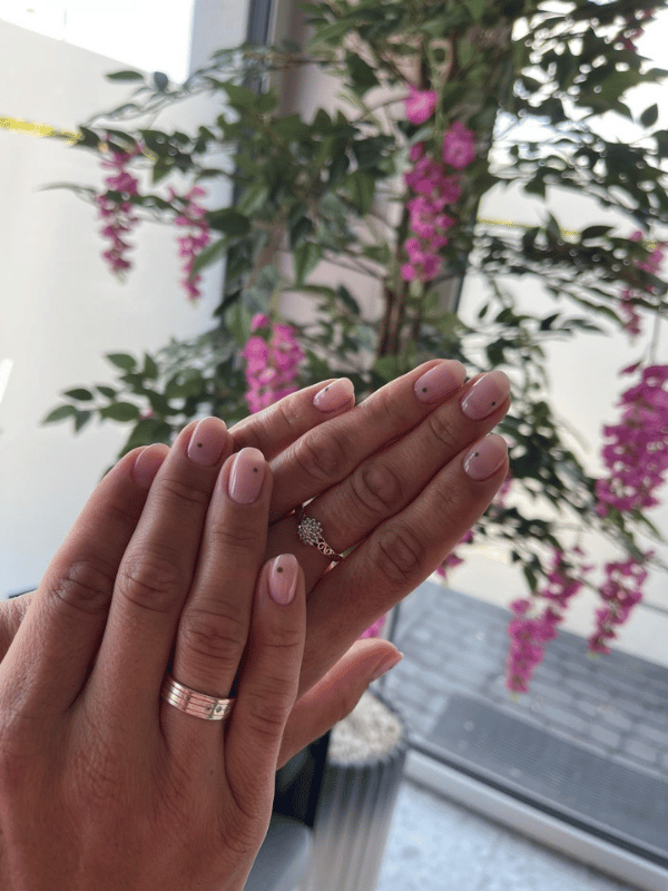 Delikatny nude manicure hybrydowy z subtelnymi kropkami – manicure Lublin Willowa Beauty