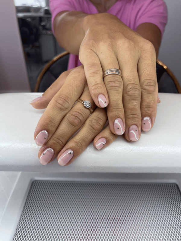 Delikatny nude manicure hybrydowy z subtelnymi zdobieniami – manicure Lublin