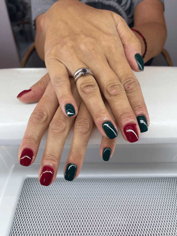 Dwukolorowy manicure hybrydowy w czerwieni i zieleni – manicure Lublin Willowa Beauty