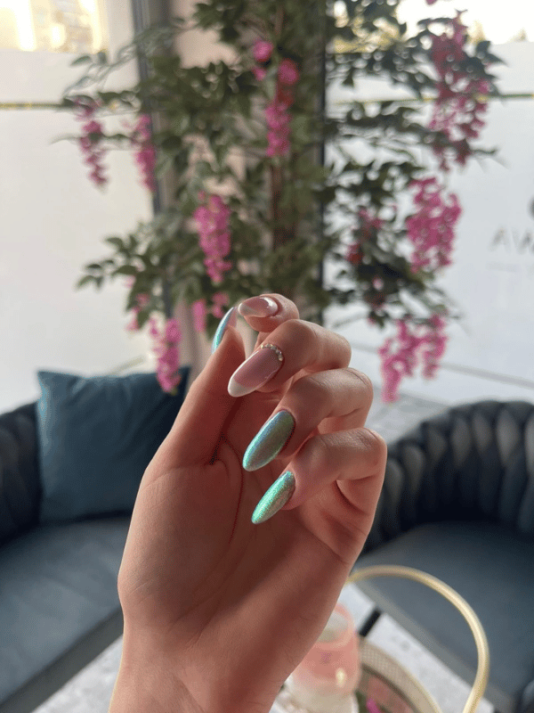Efektowny manicure hybrydowy z zielonym pyłkiem kameleon – manicure Lublin Willowa Beauty