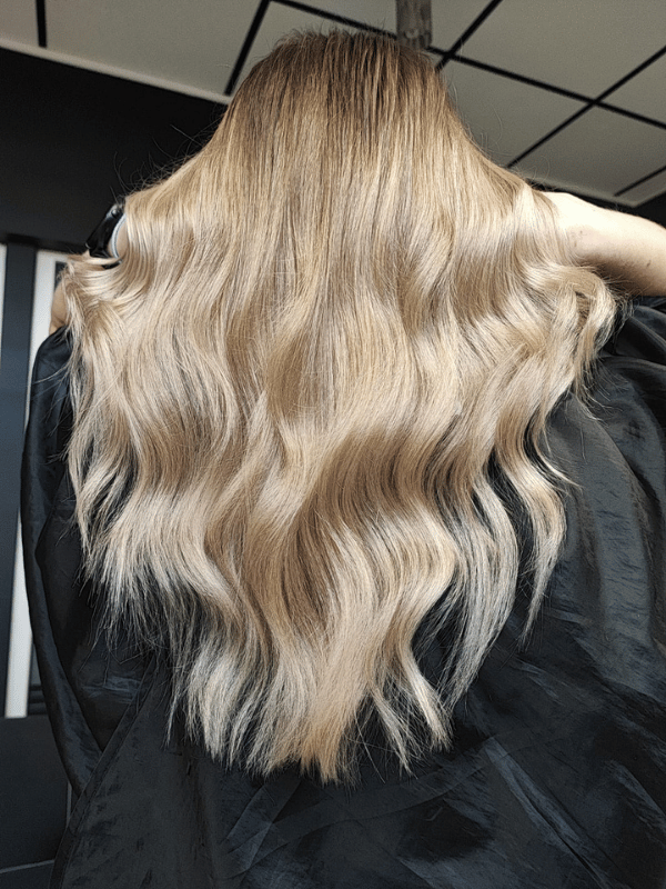 Falowane włosy w odcieniu blond po koloryzacji – fryzjer Willowa Lublin