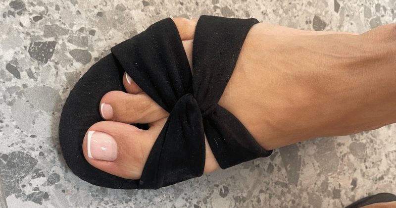 French pedicure hybrydowy z białą końcówką – jesienny pedicure 2025 Lublin