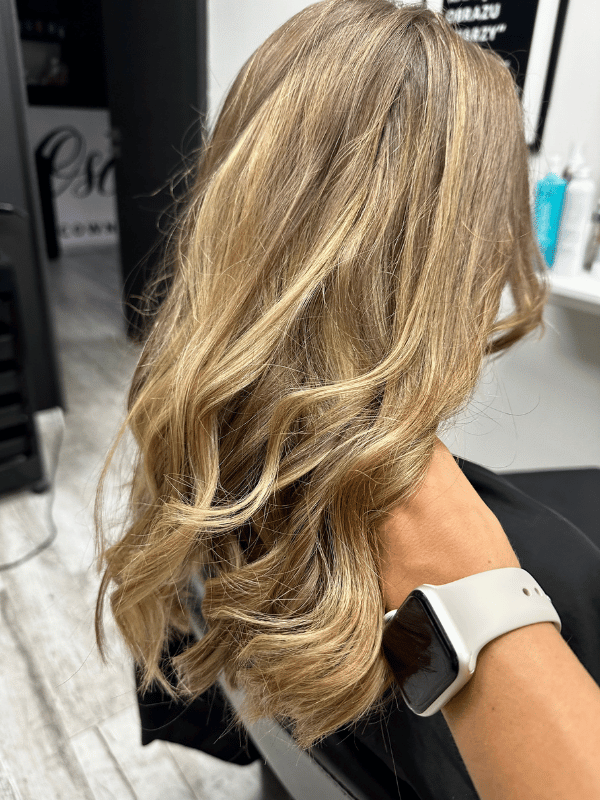Fryzura z falami w ciepłym blondzie – fryzjer Willowa
