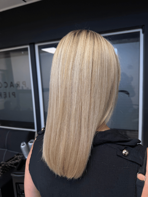 Gładkie blond włosy średniej długości – fryzjerstwo Lublin