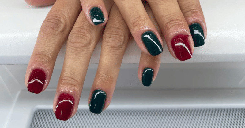 Hybrydowy manicure w odcieniach czerwieni i zieleni