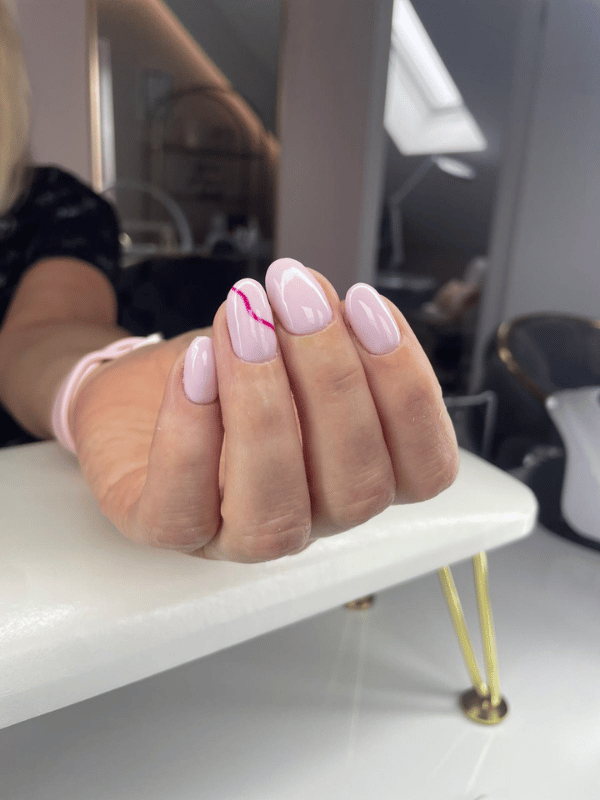 Jasnoróżowy manicure hybrydowy z subtelnym zdobieniem linią – manicure Lublin