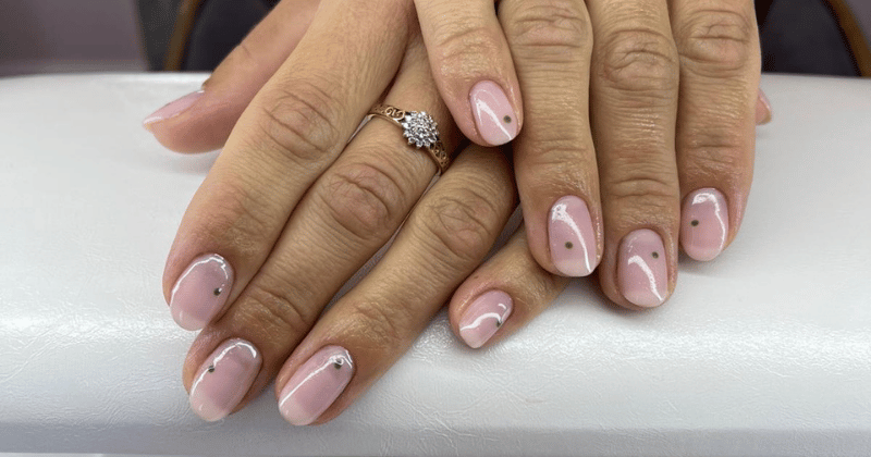Jesienny manicure 2025 w Lublinie – krótkie paznokcie hybrydowe w odcieniu nude z minimalistycznym zdobieniem