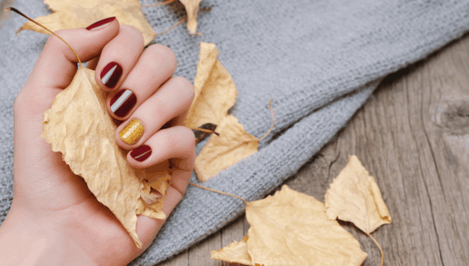 Jesienny manicure 2025 w Lublinie – paznokcie hybrydowe bordo ze złotym akcentem