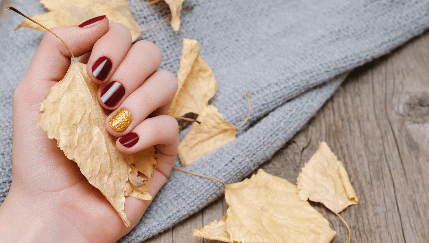 Jesienny manicure 2025 w Lublinie – paznokcie hybrydowe bordo ze złotym akcentem