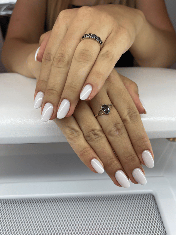 Klasyczny biały manicure hybrydowy na owalnych paznokciach – manicure Lublin