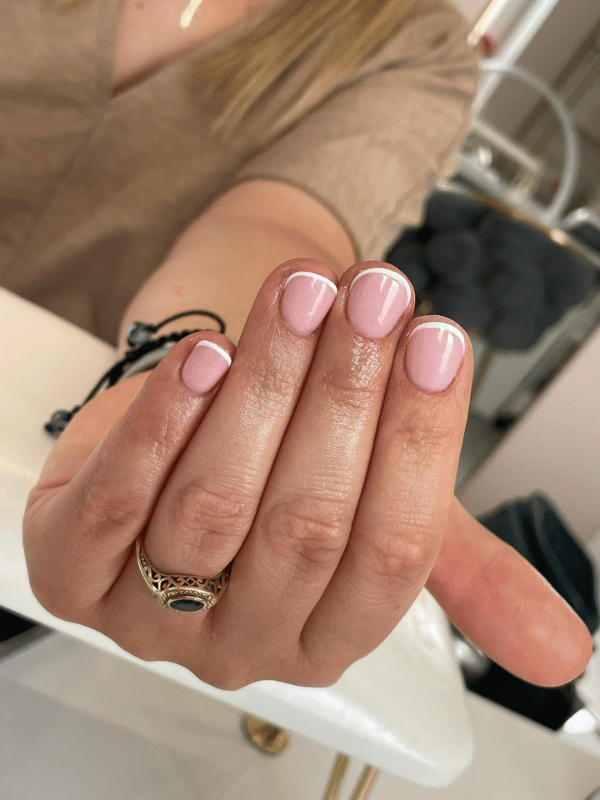 Klasyczny french manicure hybrydowy na krótkich paznokciach – manicure Lublin Willowa Beauty