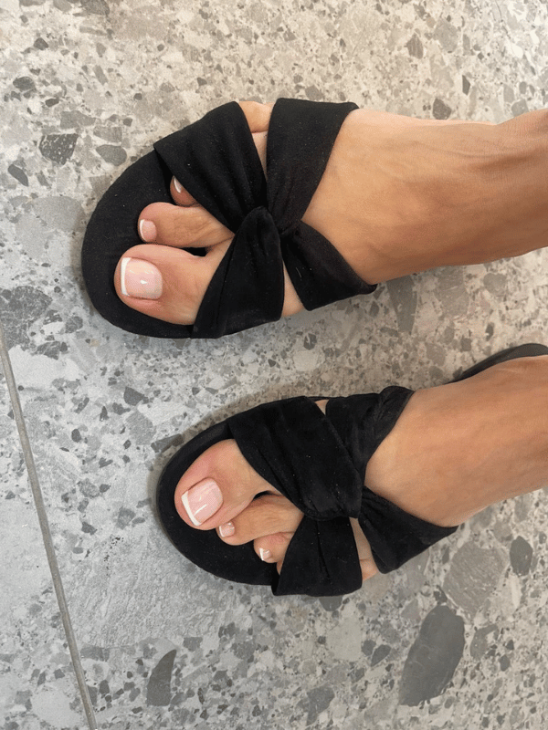 Klasyczny pedicure french w czarnych sandałach – pedicure Lublin Willowa Beauty