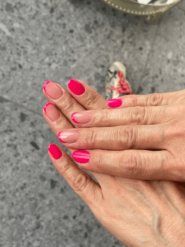 Manicure hybrydowy różowy z neonowym french – manicure Lublin