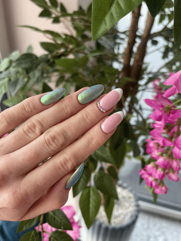 Manicure hybrydowy z efektem kameleon i różowym french – manicure Lublin