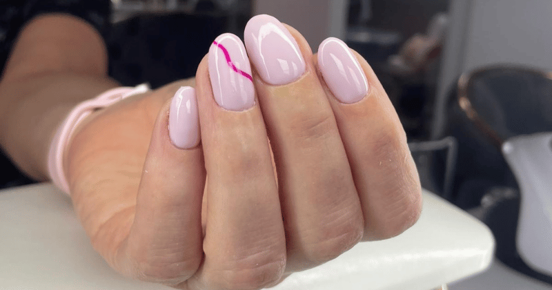Modne paznokcie jesień 2025 – manicure hybrydowy Lublin w odcieniach nude z geometrycznym zdobieniem