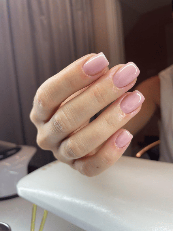 Naturalny nude manicure hybrydowy w kwadratowym kształcie – manicure Lublin