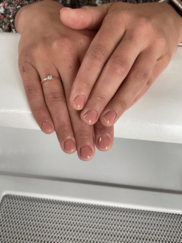 Naturalny nude manicure hybrydowy – manicure Lublin