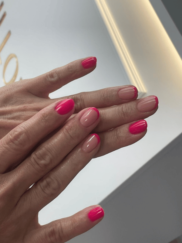 Nowoczesny manicure hybrydowy z neonowym różowym french – manicure Lublin