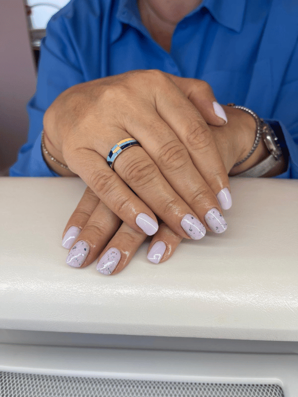 Pastelowy fioletowy manicure hybrydowy ze zdobieniami – manicure Lublin