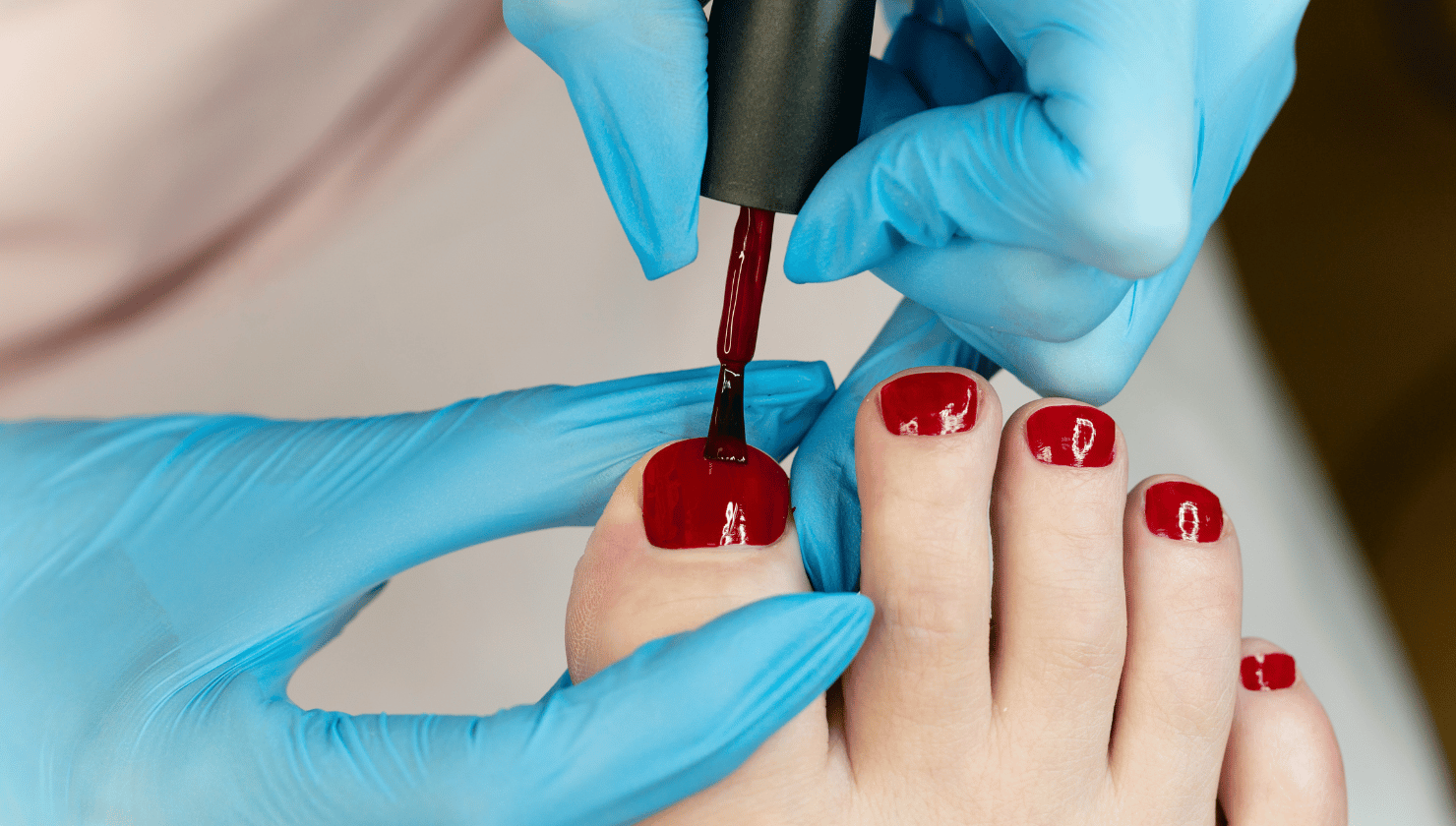 Pielęgnacja paznokci u stóp – pedicure hybrydowy w salonie kosmetycznym Lublin