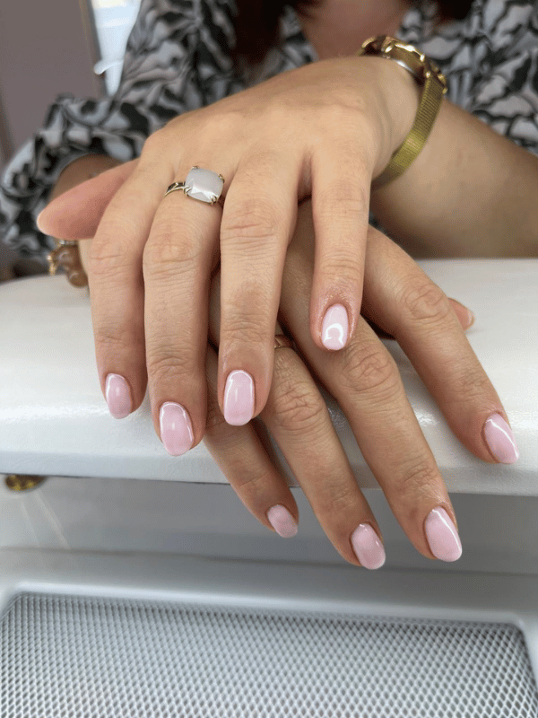 Subtelny jasnoróżowy manicure hybrydowy – manicure Lublin Willowa Beauty