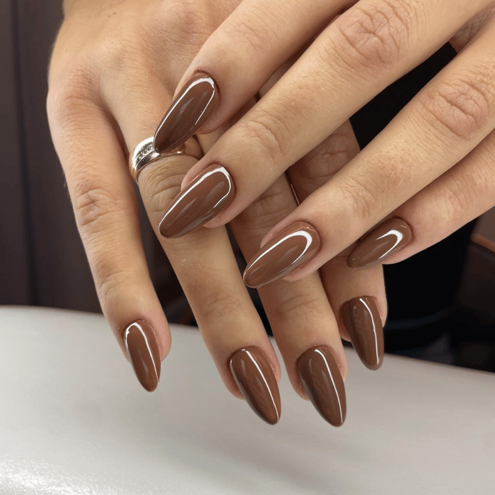 Brązowy manicure hybrydowy w kształcie migdałków – modne paznokcie 2025 Lublin