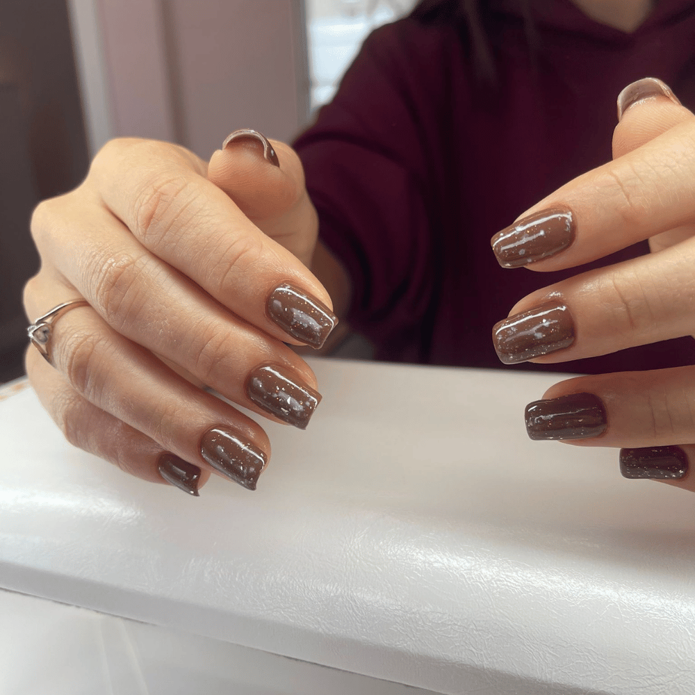 Kwadratowe paznokcie w brązie z drobinkami – hybryda Lublin Willowa Beauty