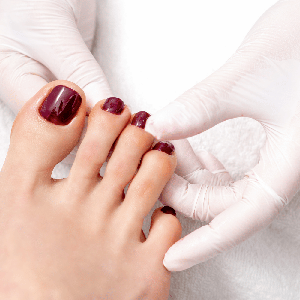Pedicure hybrydowy w odcieniu burgundu – pielęgnacja stóp