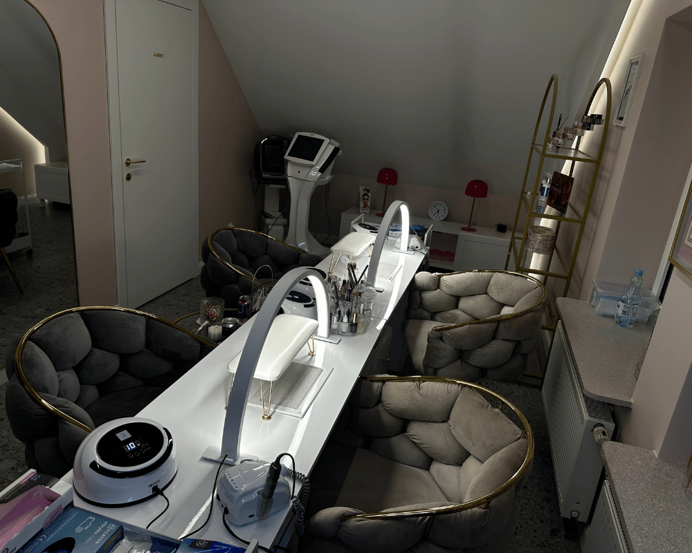 Wnętrze salonu kosmetycznego Willowa Beauty w Lublinie – stanowiska do manicure i nowoczesne wyposażenie