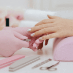 Zimowy manicure 2025 w Lublinie – elegancka stylizacja paznokci z brokatem i zdobieniami w salonie Willowa Beauty
