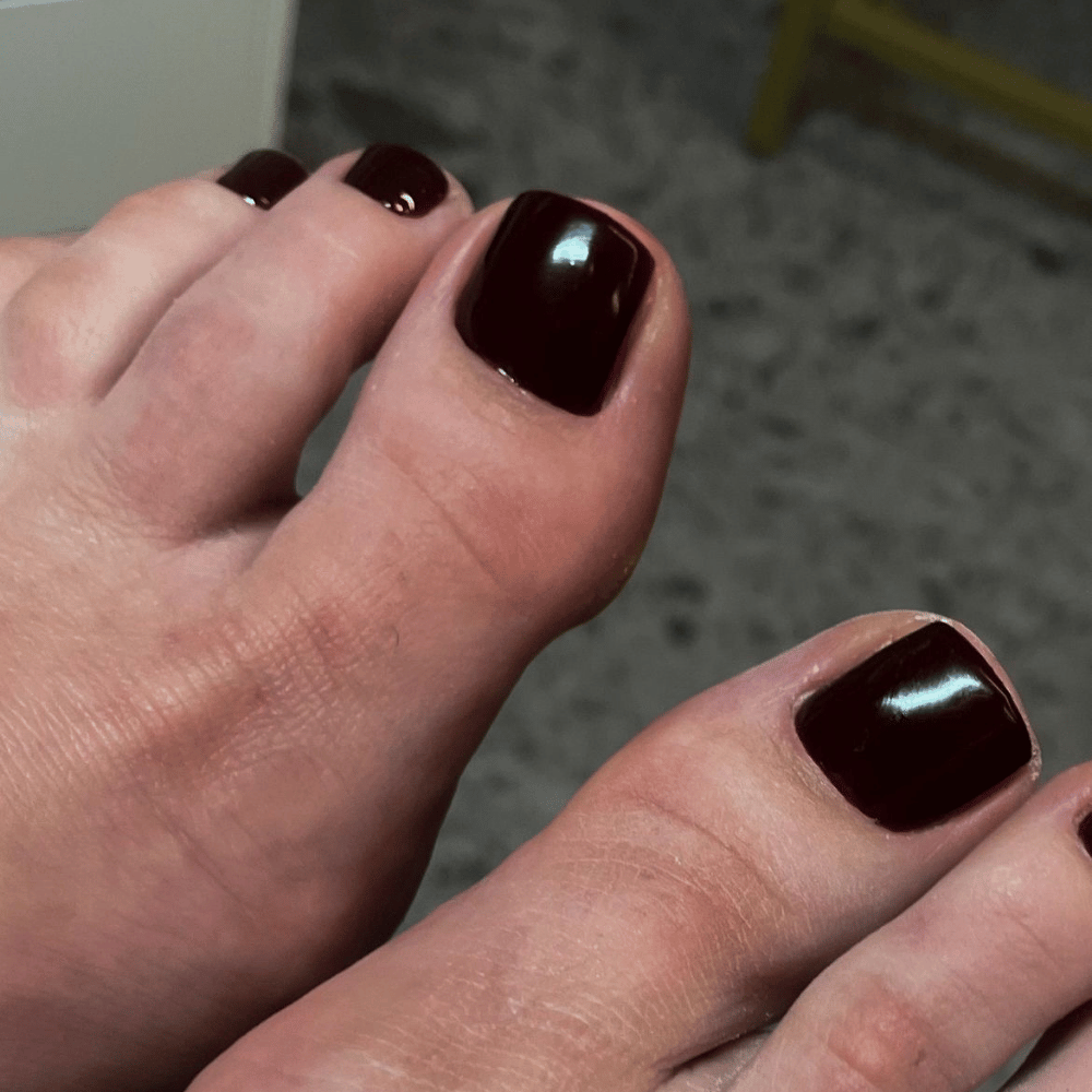 Zimowy pedicure 2025 w kolorze bordowym – klasyczna elegancja