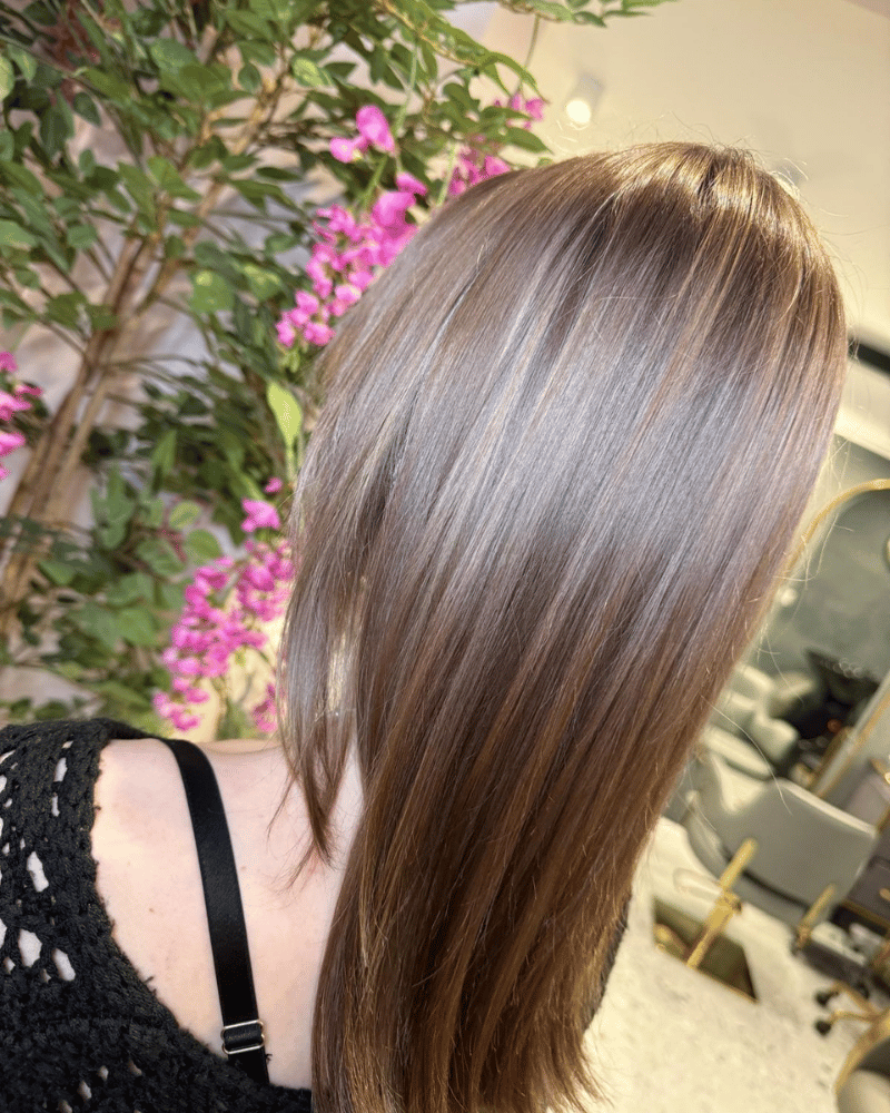 Chłodne, perłowe sombre wykonane w salonie fryzjerskim – efekt świeżości i wielowymiaru