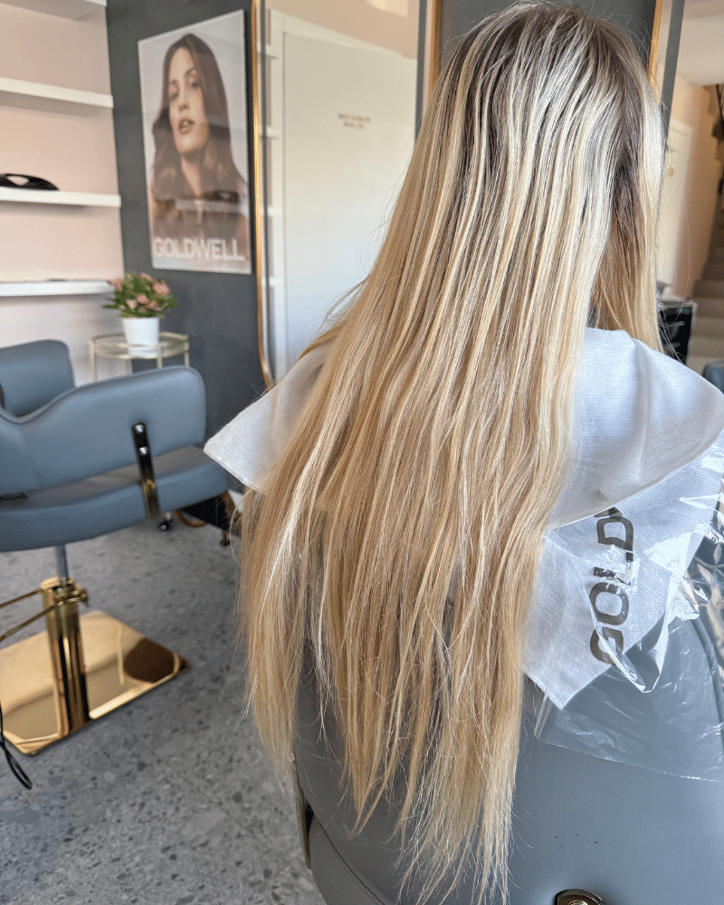 Długie blond włosy przed odświeżeniem koloru – naturalny efekt odrostu