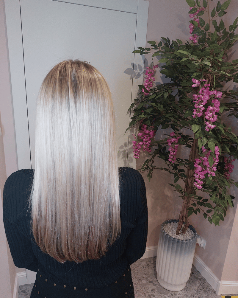 Gładkie blond włosy po zabiegu rozjaśniania i tonowania