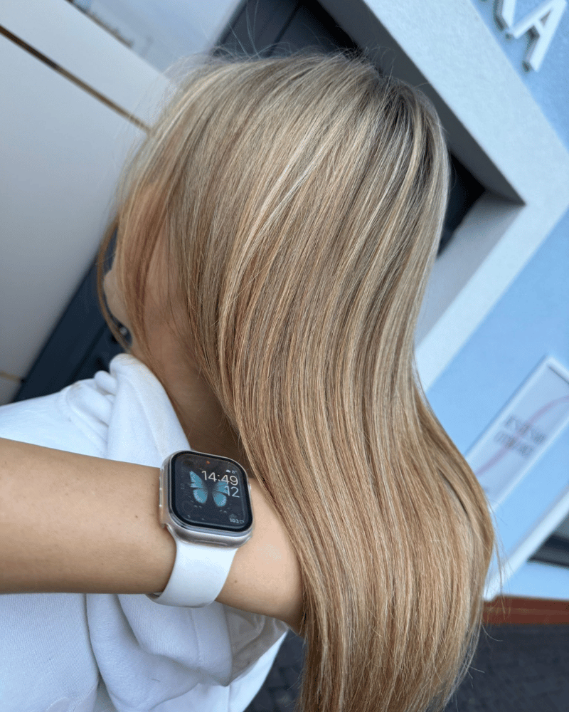 Naturalny blond w promieniach światła dziennego po profesjonalnej koloryzacji sombre