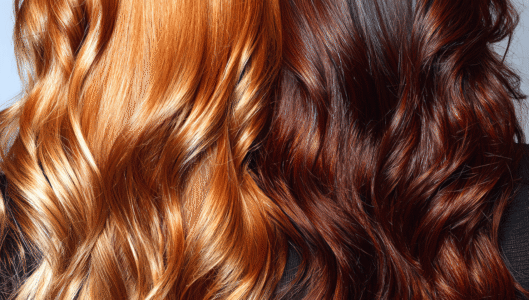 Porównanie efektów koloryzacji sombre i ombre na długich falowanych włosach – różnice w gradiencie i intensywności koloru.