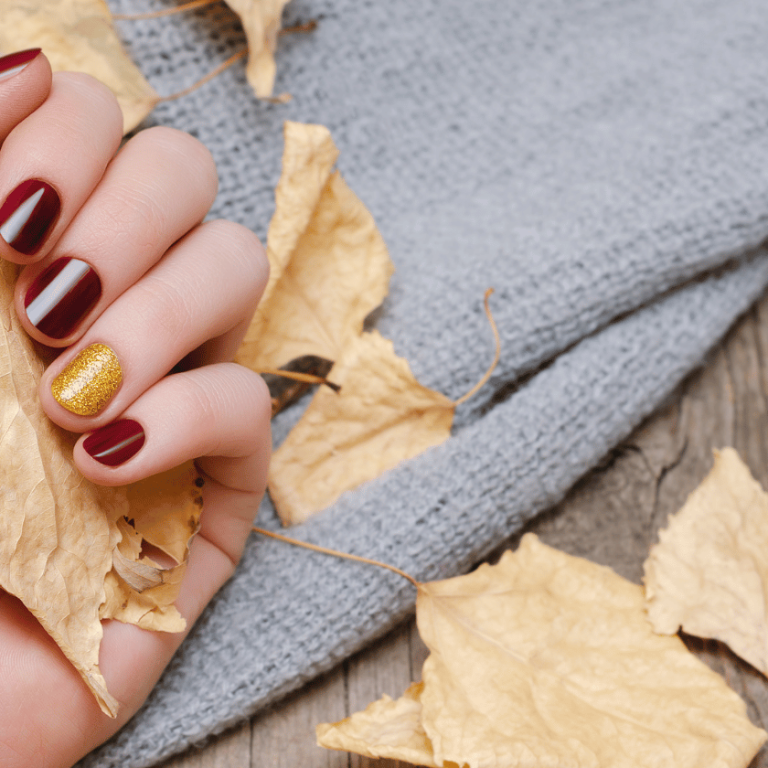 Jesienny manicure 2025 w Lublinie – paznokcie hybrydowe bordo ze złotym akcentem