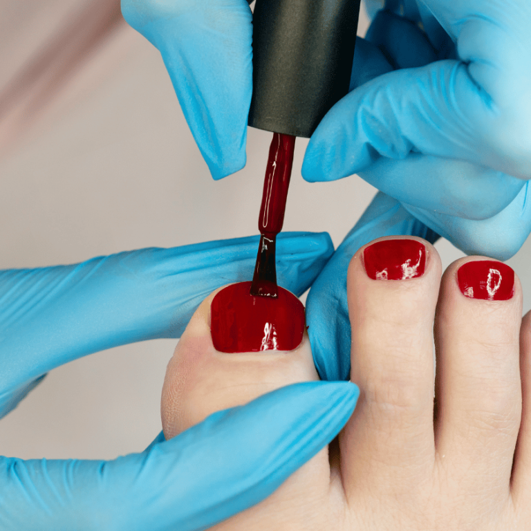 Pielęgnacja paznokci u stóp – pedicure hybrydowy w salonie kosmetycznym Lublin